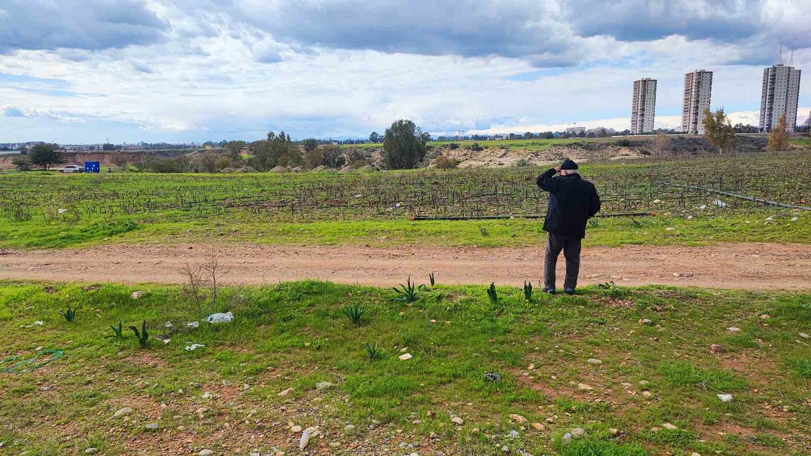Tapulu arazilerine yol yapılan vatandaşlar, yolu kapatınca bir kişi silah gösterip geçti
