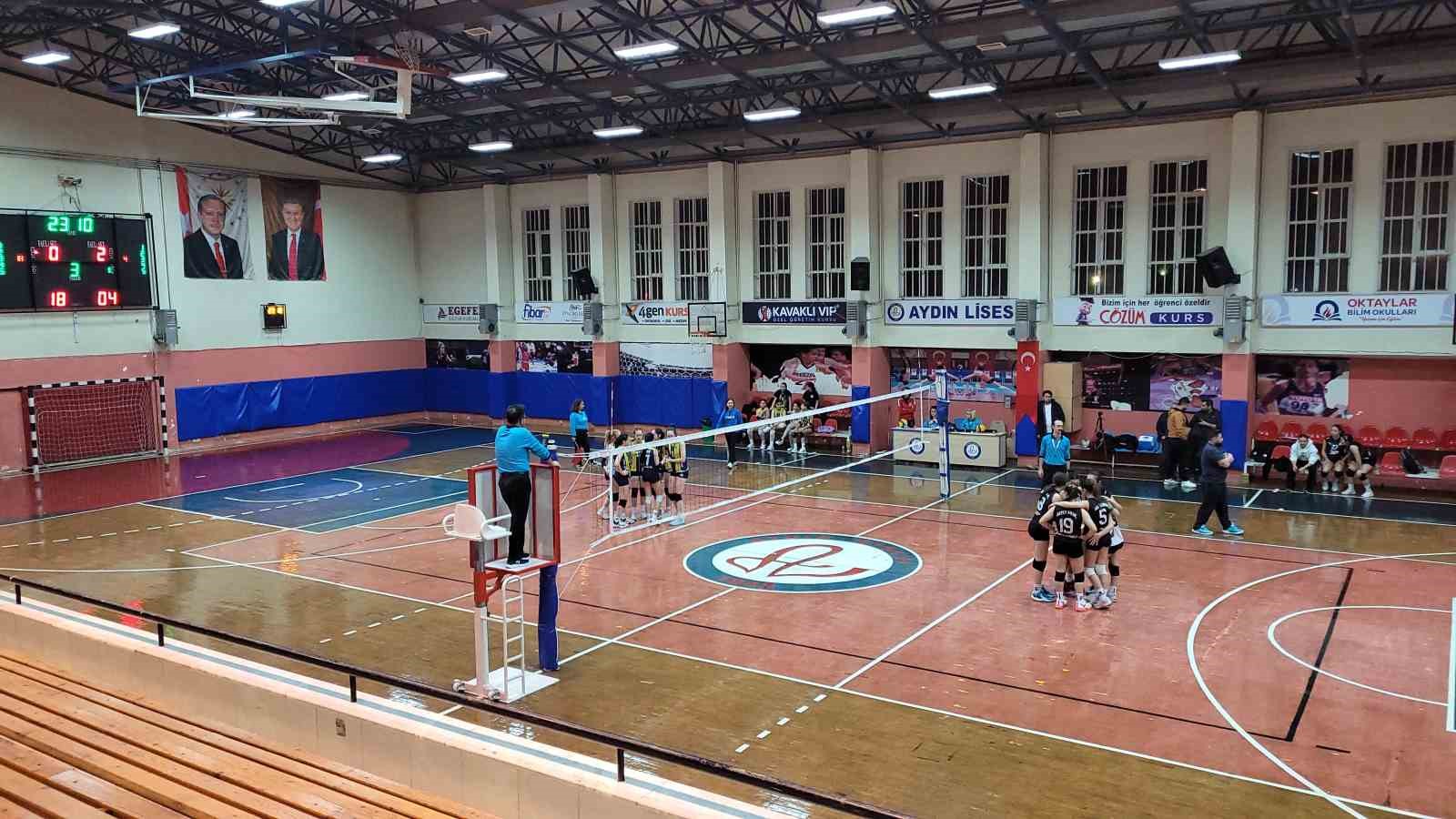 Taraftar sahaya atladı, maç seyircisiz tamamlandı
