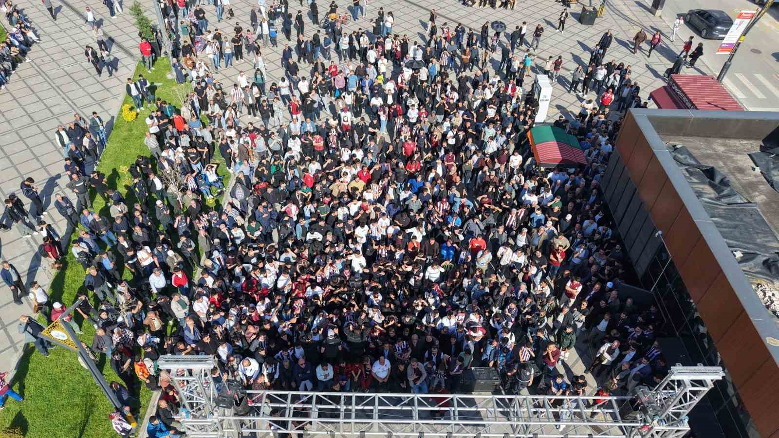 Taraftarlar Elazığspor maçını kentin göbeğinde dev ekrandan izledi
