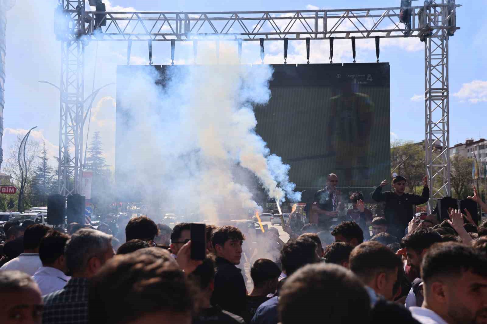 Taraftarlar Elazığspor maçını kentin göbeğinde dev ekrandan izledi
