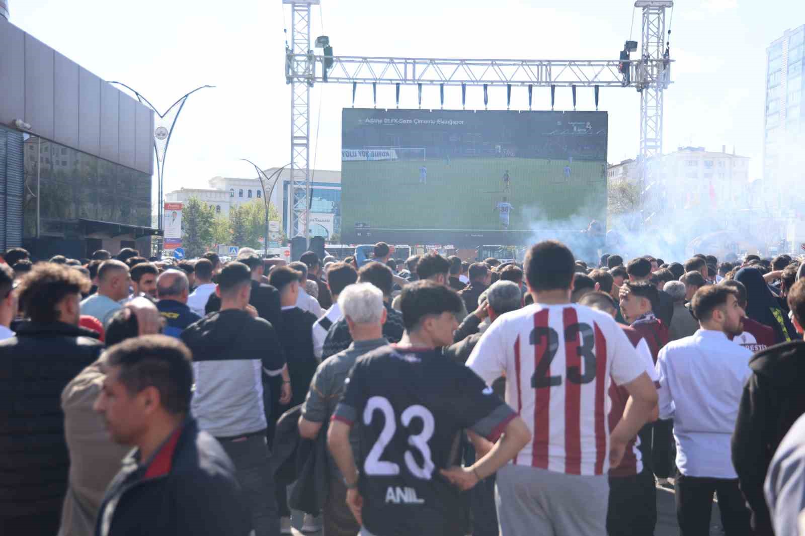 Taraftarlar Elazığspor maçını kentin göbeğinde dev ekrandan izledi
