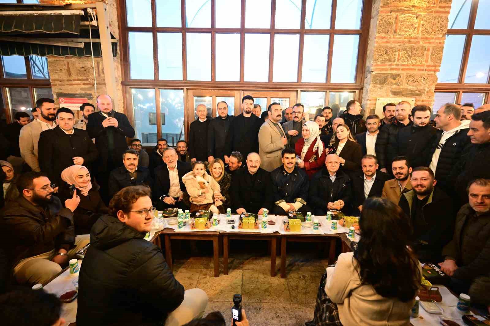 Tarihi Abdal Meydanı’nda binler sahur sofrasında buluştu: Varank’tan birlik mesajı
