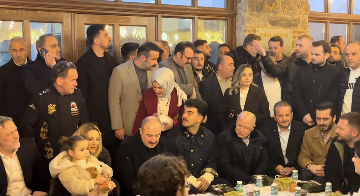 Tarihi Abdal Meydanı’nda binler sahur sofrasında buluştu: Varank’tan birlik mesajı
