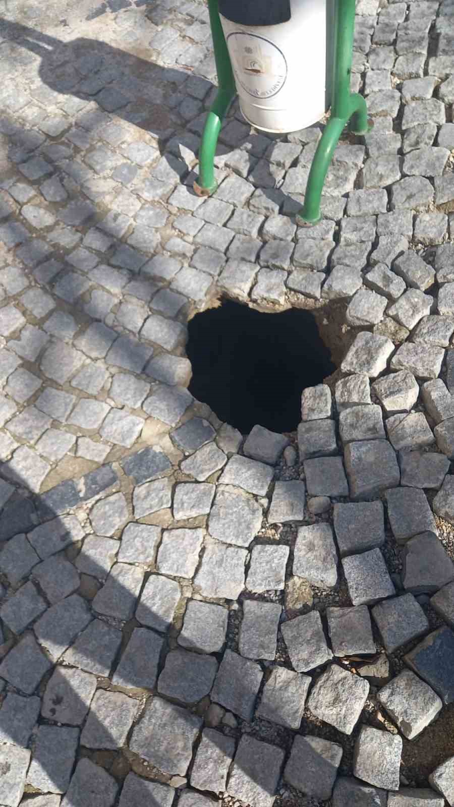 Tarihi altyapı çöktü, yol trafiğe kapatıldı
