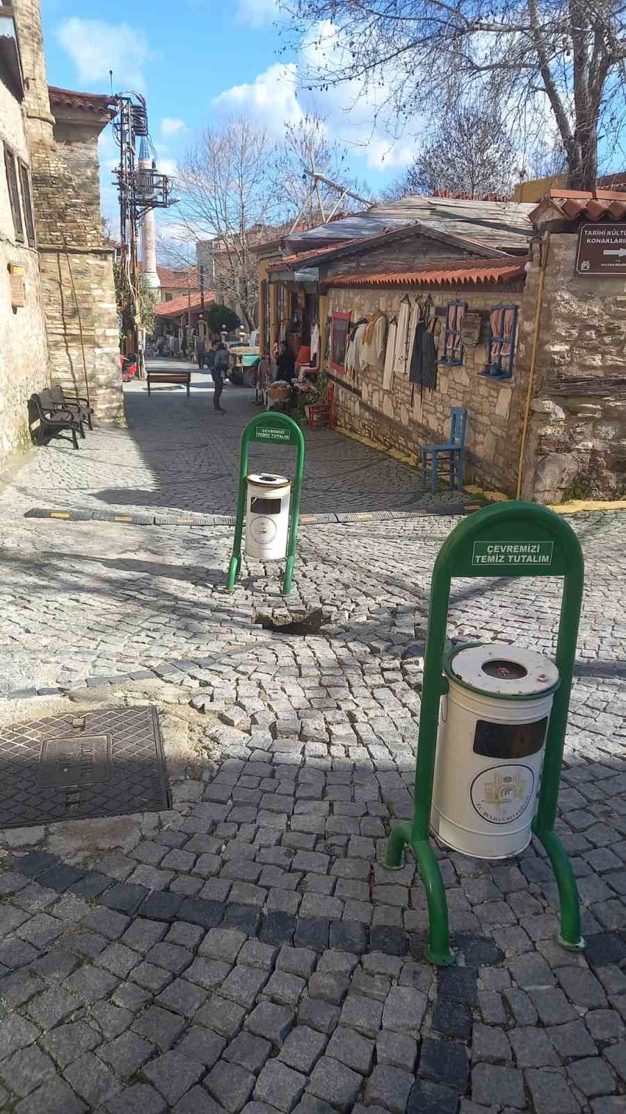 Tarihi altyapı çöktü, yol trafiğe kapatıldı

