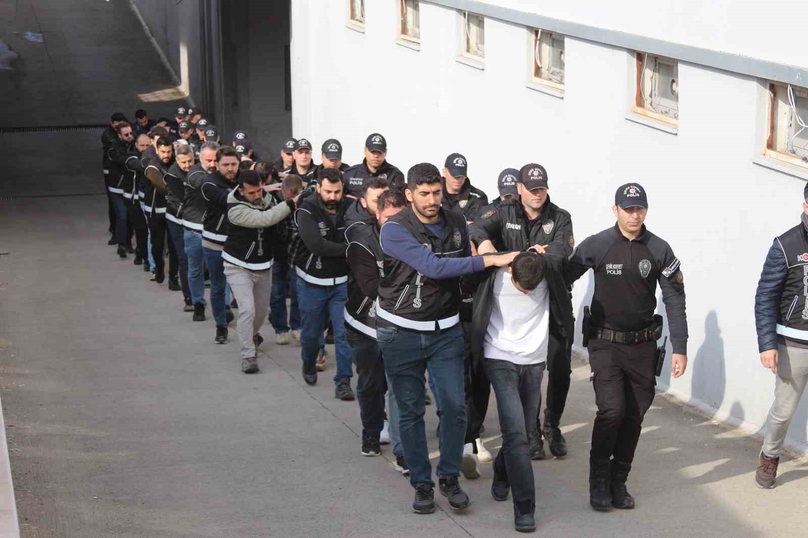 Tarihi baskın: Atık tesisi değil sigara fabrikası, 170 milyon TL’lik ürün ele geçirildi
Tarihi baskın: Atık tesisi değil sigara fabrikası, 170 milyon TL’lik ürün ele geçirildi