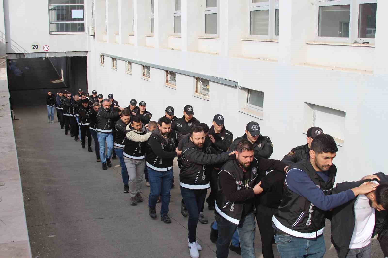 Tarihi baskın: Atık tesisi değil sigara fabrikası, 170 milyon TL’lik ürün ele geçirildi
Tarihi baskın: Atık tesisi değil sigara fabrikası, 170 milyon TL’lik ürün ele geçirildi