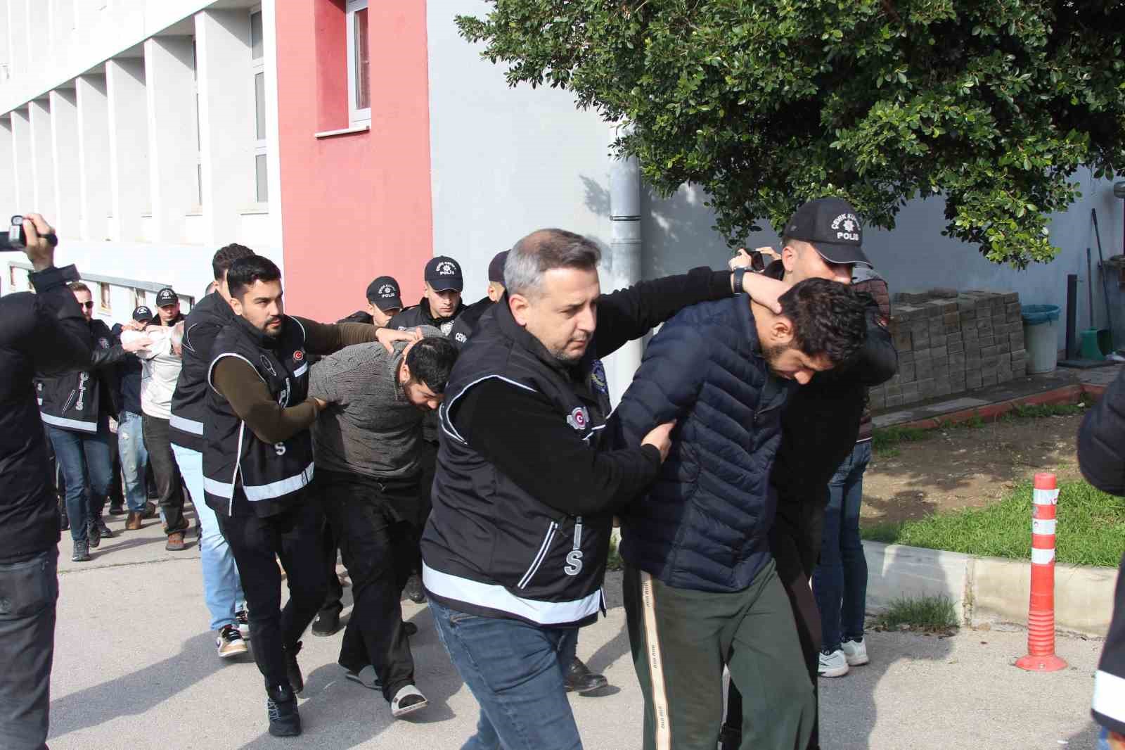 Tarihi baskın: Atık tesisi değil sigara fabrikası, 170 milyon TL’lik ürün ele geçirildi
Tarihi baskın: Atık tesisi değil sigara fabrikası, 170 milyon TL’lik ürün ele geçirildi