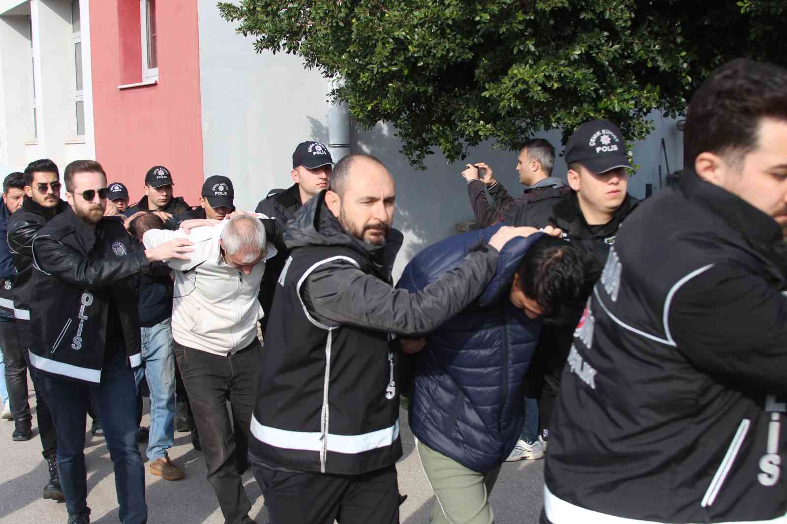 Tarihi baskın: Atık tesisi değil sigara fabrikası, 170 milyon TL’lik ürün ele geçirildi
Tarihi baskın: Atık tesisi değil sigara fabrikası, 170 milyon TL’lik ürün ele geçirildi