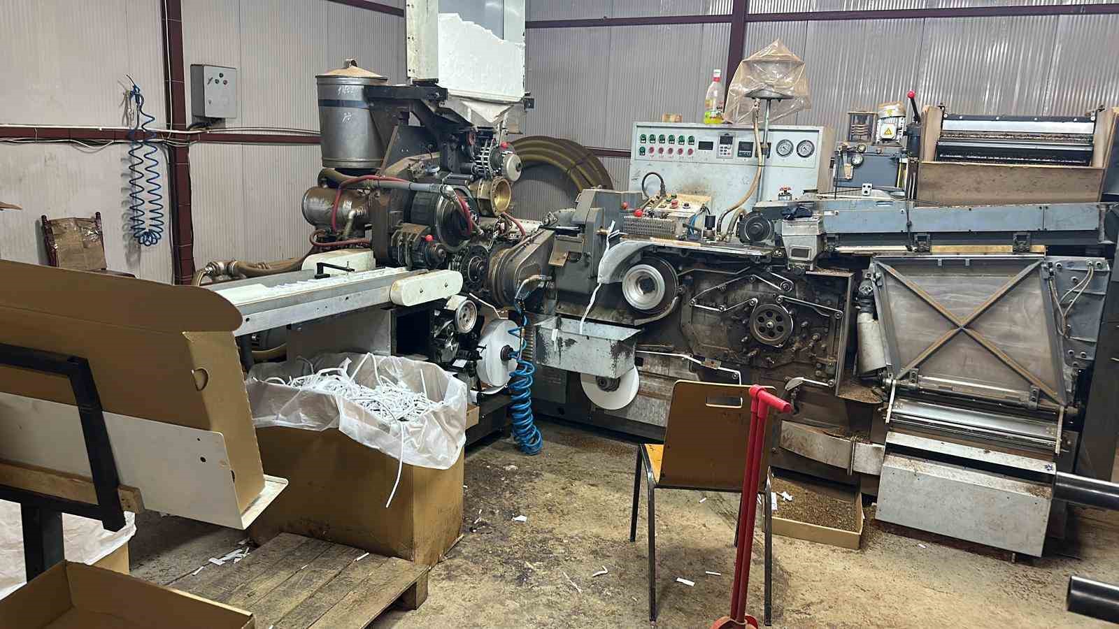 Tarihi baskın: Atık tesisi değil sigara fabrikası, 170 milyon TL’lik ürün ele geçirildi
Tarihi baskın: Atık tesisi değil sigara fabrikası, 170 milyon TL’lik ürün ele geçirildi