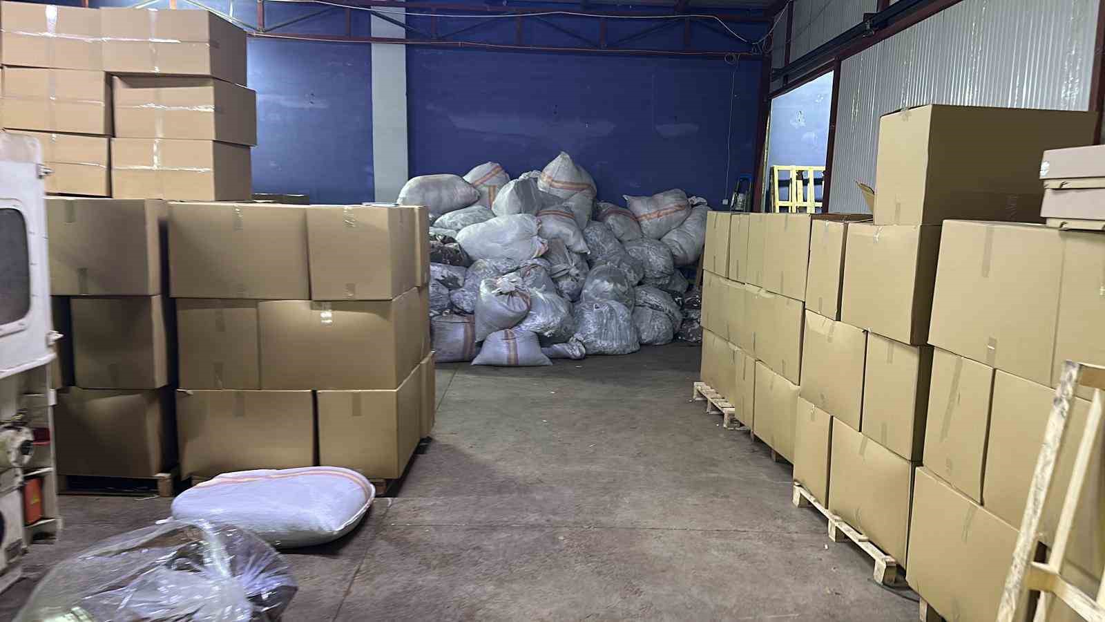 Tarihi baskın: Atık tesisi değil sigara fabrikası, 170 milyon TL’lik ürün ele geçirildi
Tarihi baskın: Atık tesisi değil sigara fabrikası, 170 milyon TL’lik ürün ele geçirildi