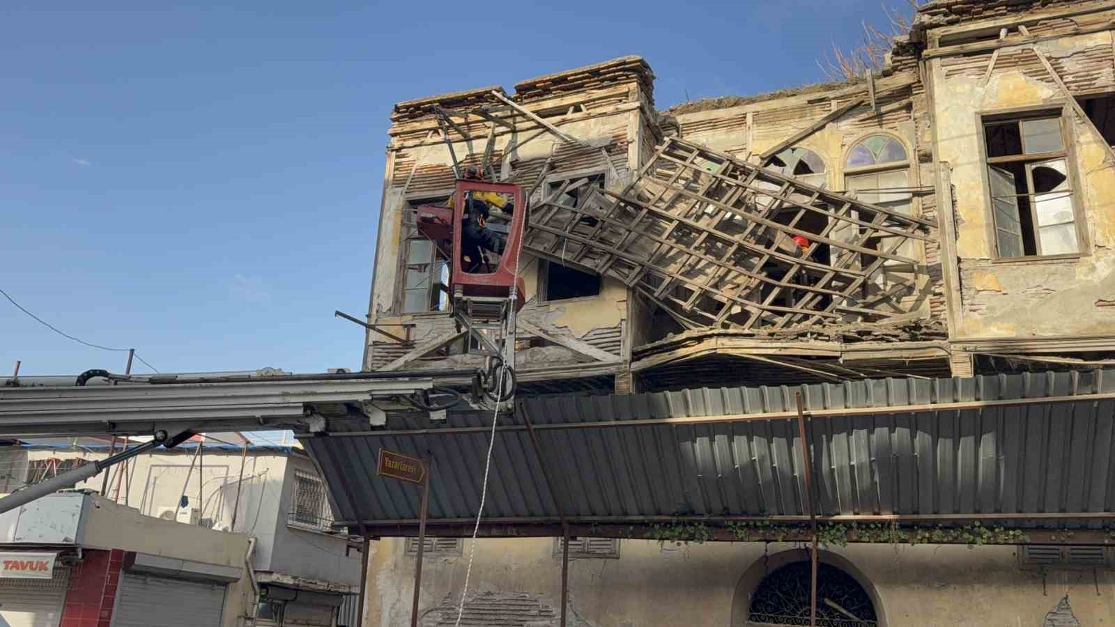 Tarihi binanın çatısı kısmen çöktü, ekipler çatıdaki tahtaları keserek önlem aldı
