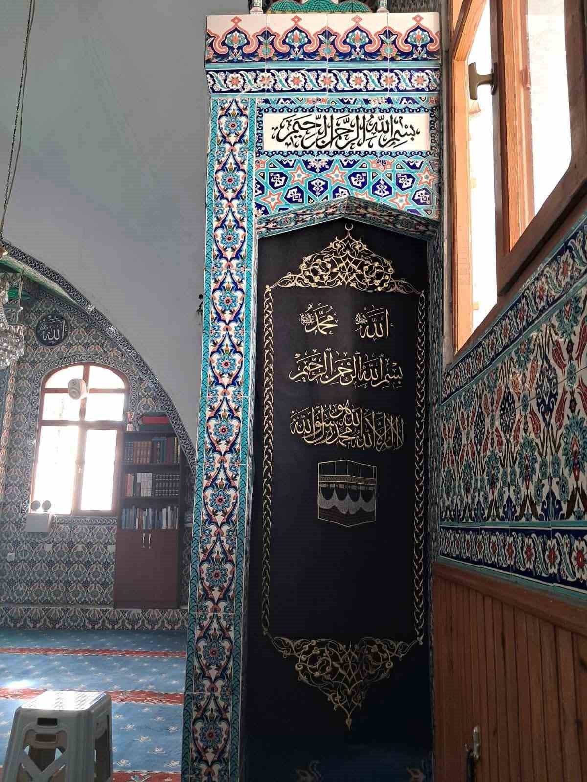 Tarihi Büğdüz Mahalle Camii’nin geleneksel motiflerle işlenen minber örtüsü yenilendi
