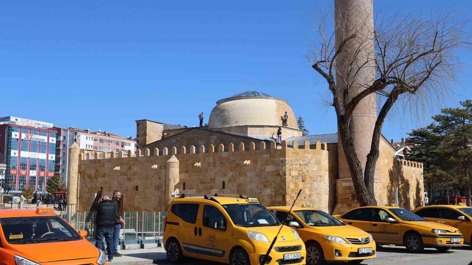 Tarihi Cacabey Medresesi’nde su sızıntısına müdahale edildi
