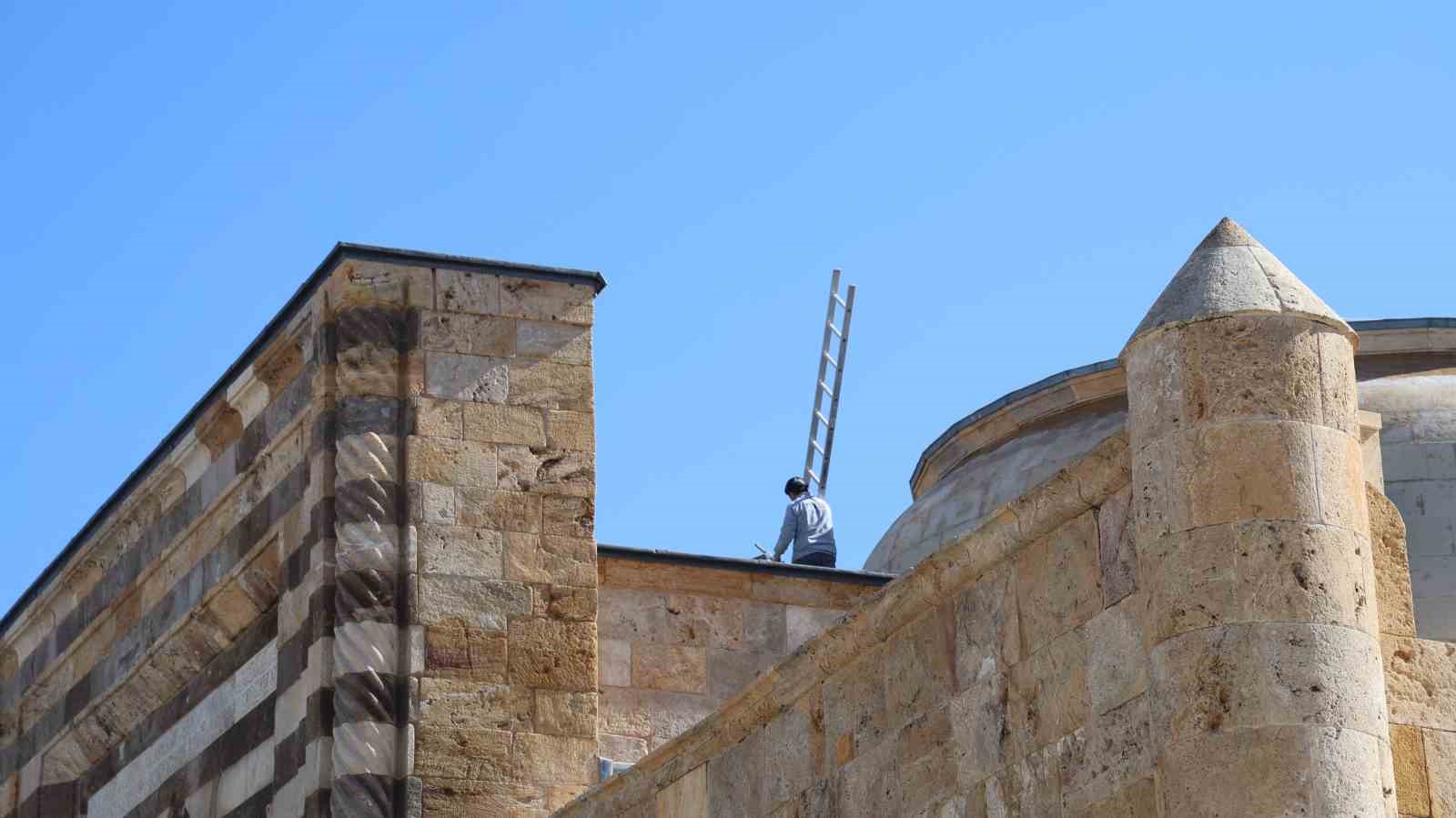 Tarihi Cacabey Medresesi’nde su sızıntısına müdahale edildi
