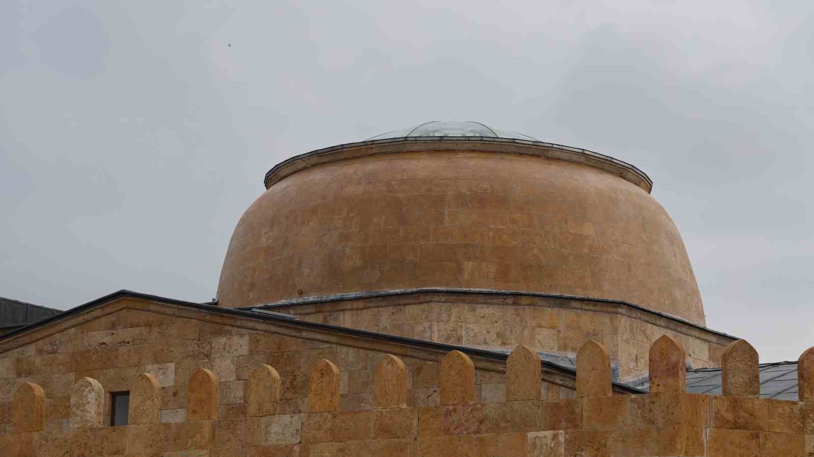 Tarihi Cacabey Medresesi’nde su sızıntısına müdahale edildi
