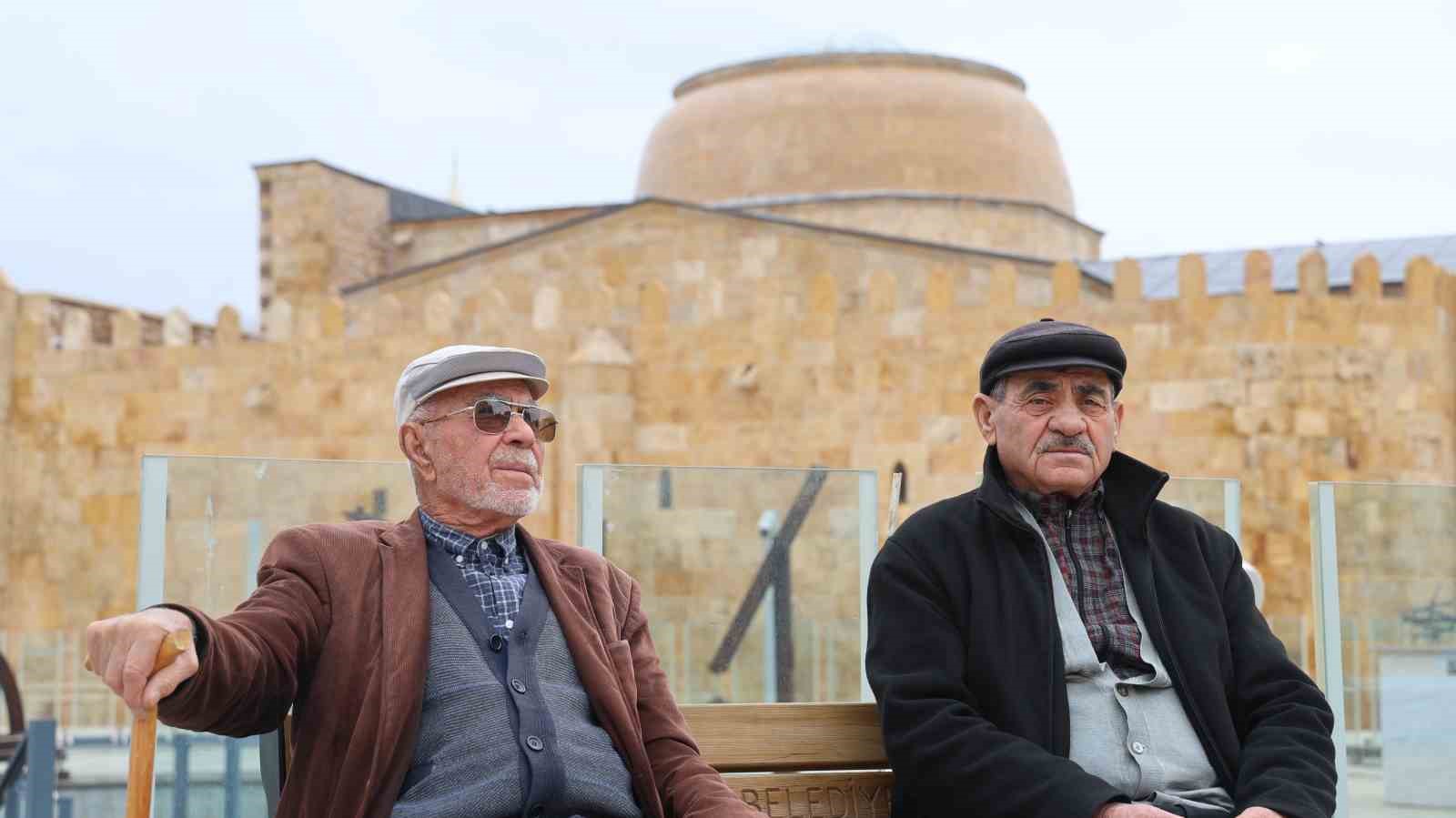 Tarihi Cacabey Medresesi’nde su sızıntısına müdahale edildi
