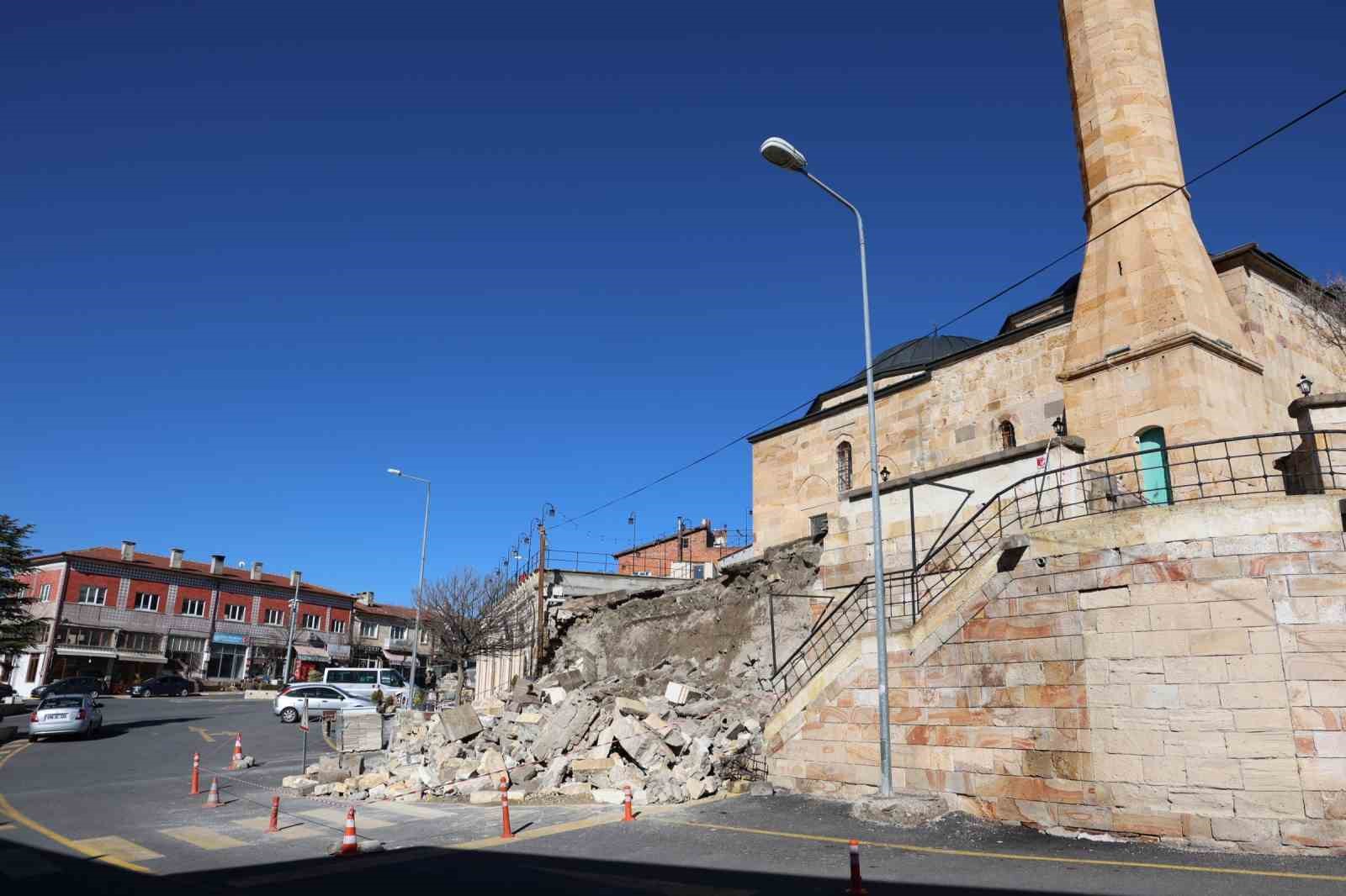 Tarihi caminin istinat duvarı çöktü, o anlar kameralara yansıdı
