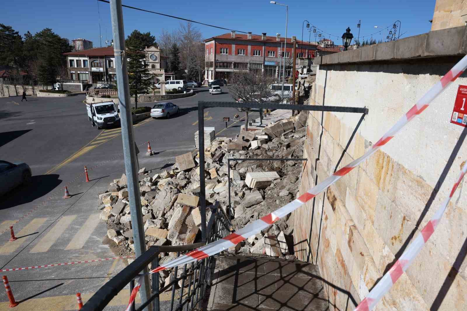 Tarihi caminin istinat duvarı çöktü, o anlar kameralara yansıdı
