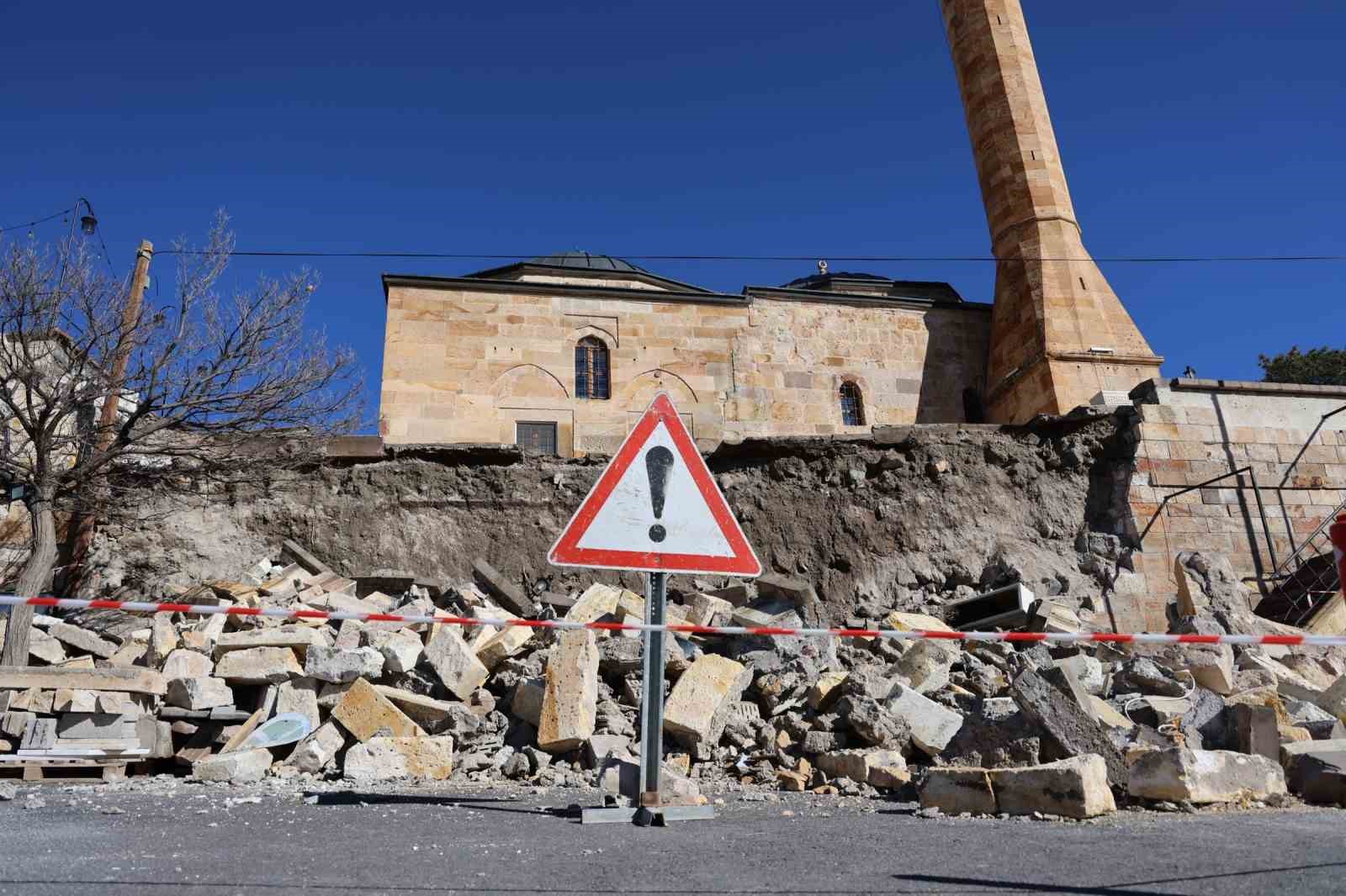 Tarihi caminin istinat duvarı çöktü, o anlar kameralara yansıdı
