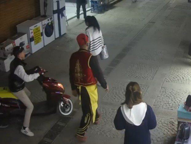 Tarihi çarşıda motosiklet kazası: Yayaya çarpıp kaçtı
