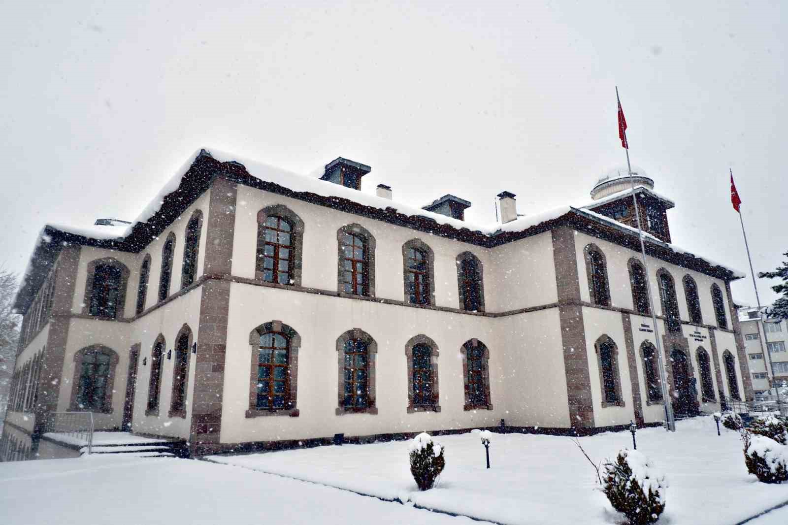 Tarihi Erzurum Kongre Binası için tehlike zilleri çalıyor
