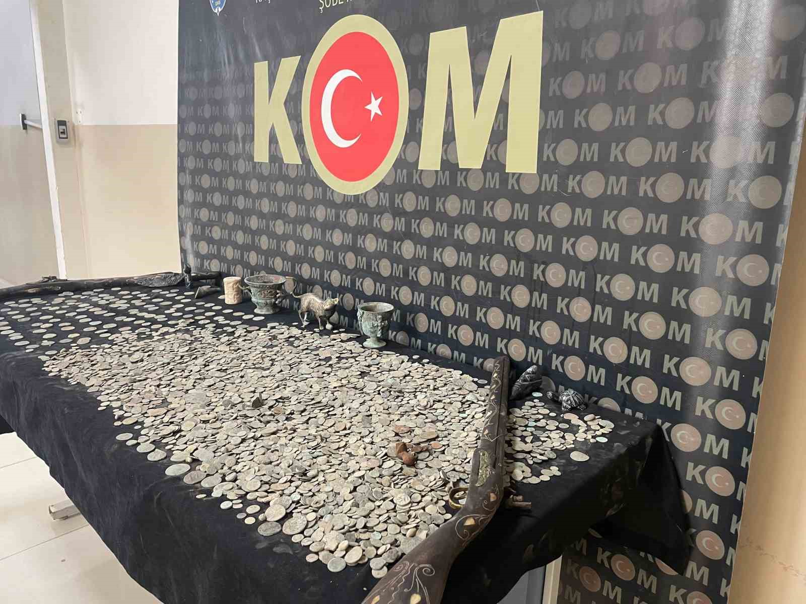 Tarihi eser kaçakçılarına operasyon; binlerce sikke ve onlarca eser ele geçirildi
