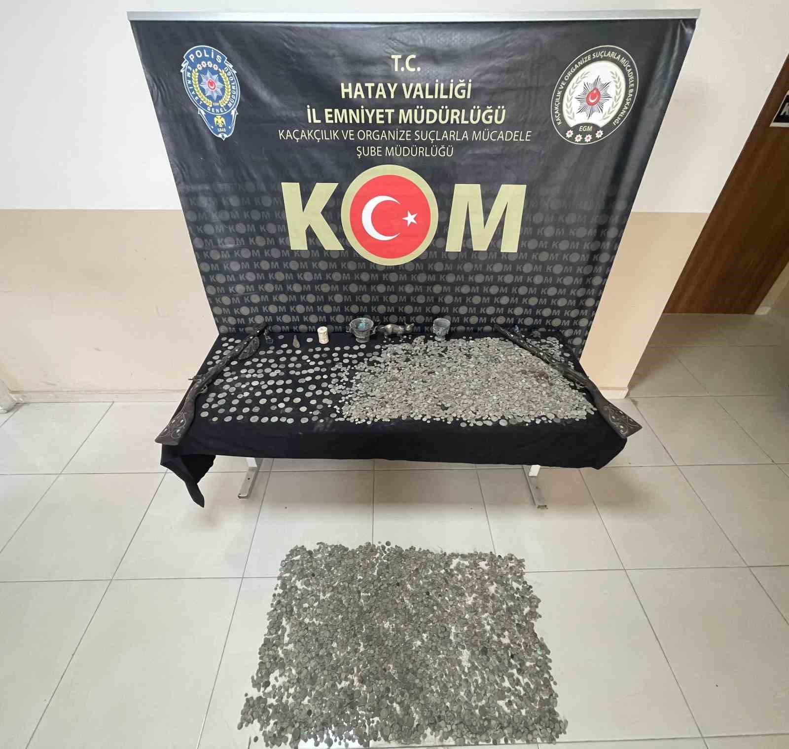 Tarihi eser kaçakçılarına operasyon; binlerce sikke ve onlarca eser ele geçirildi
