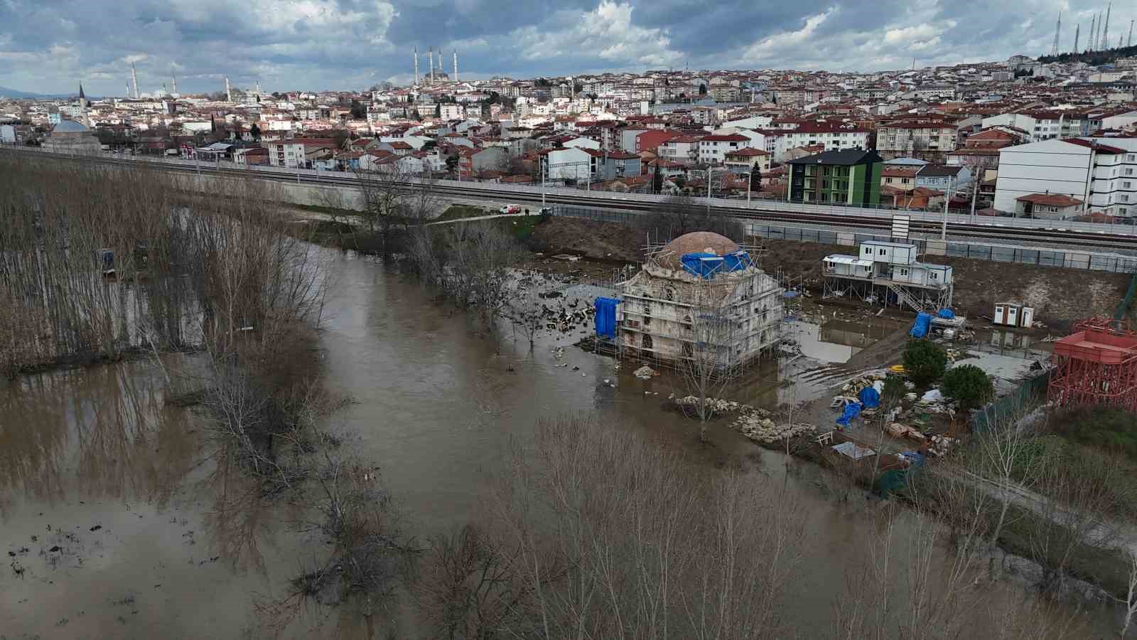 Tarihi Evliya Kasım Paşa Camii’ni taşkın suları vurdu

