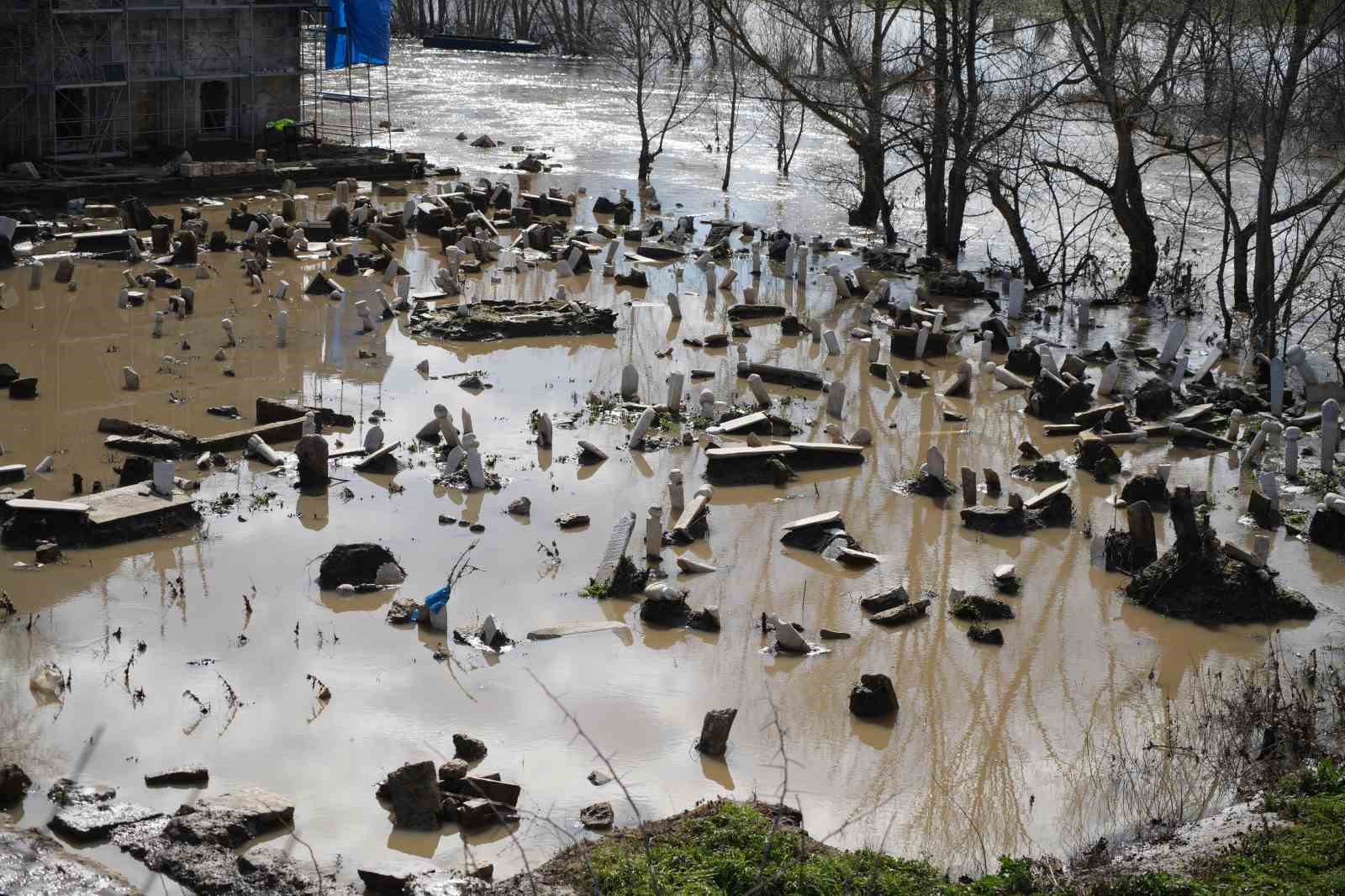 Tarihi Evliya Kasım Paşa Camii’ni taşkın suları vurdu
