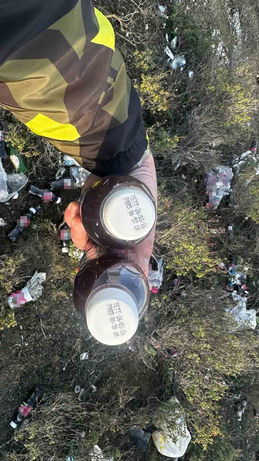 Tarihi geçmiş yüzlerce şalgam suyu şişesini ormanlık alana attılar
