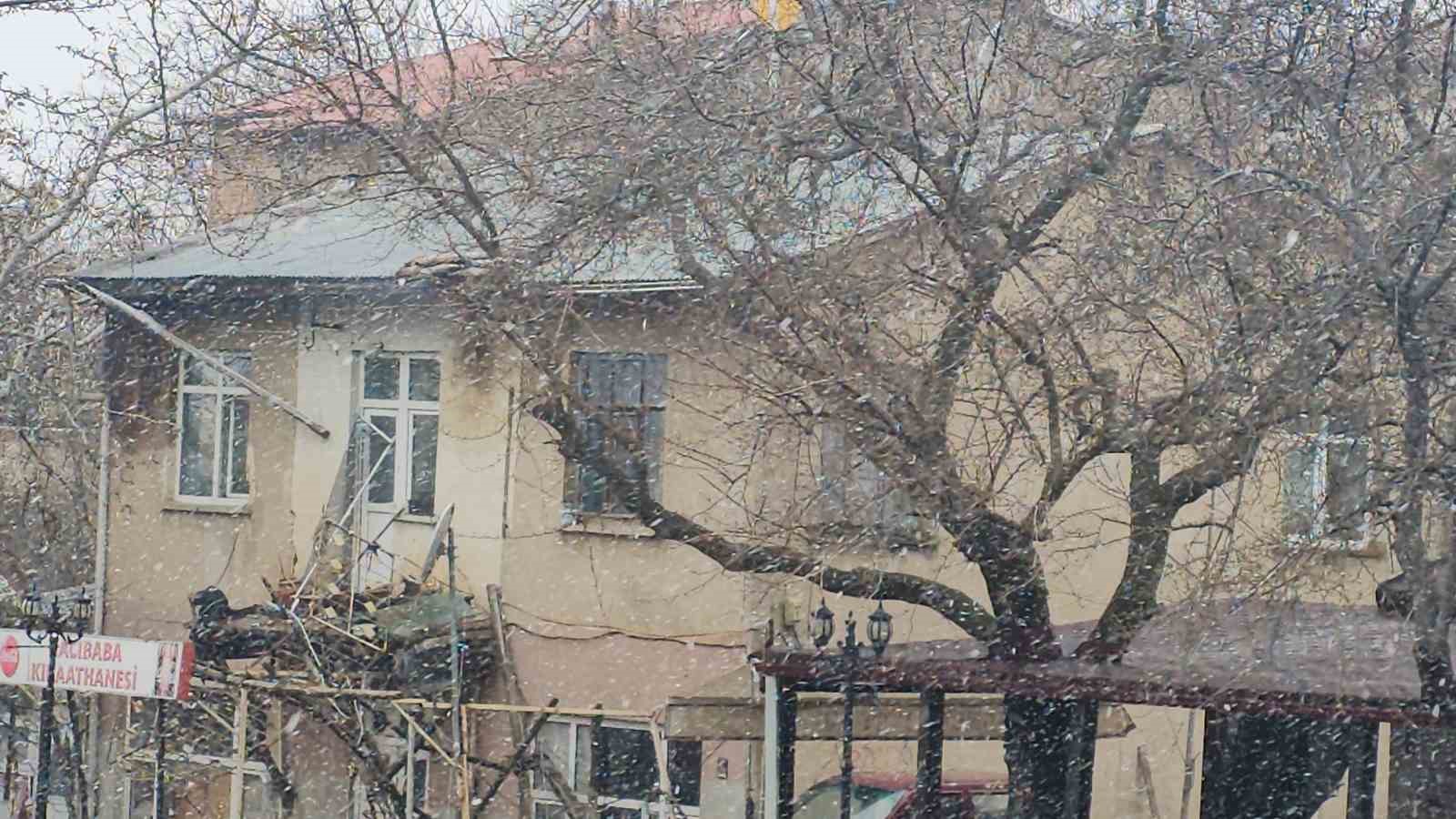 Tarihi Harput’ta nisanda kar sürprizi
