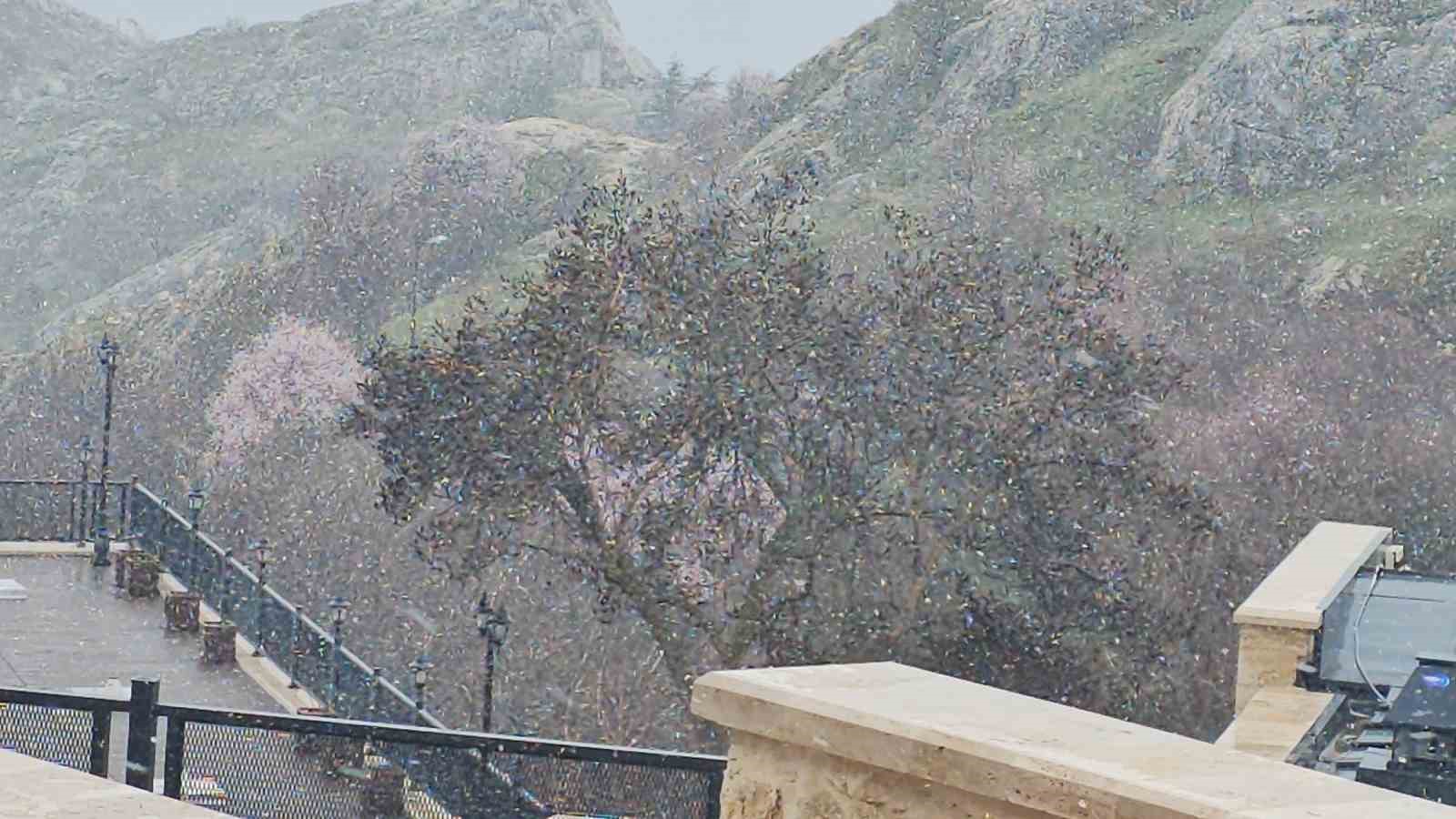 Tarihi Harput’ta nisanda kar sürprizi
