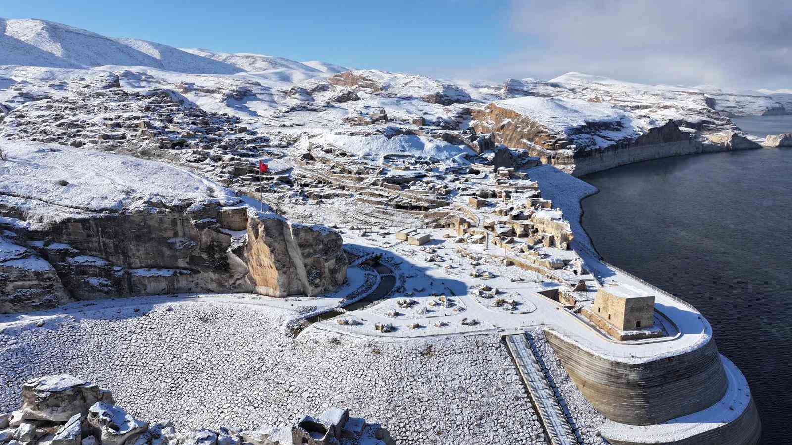 Tarihi Hasankeyf’te kar manzaraları
