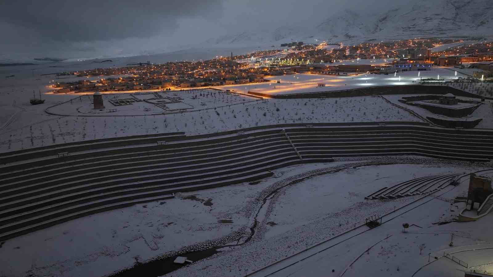 Tarihi Hasankeyf’te masalsı kar manzaraları
