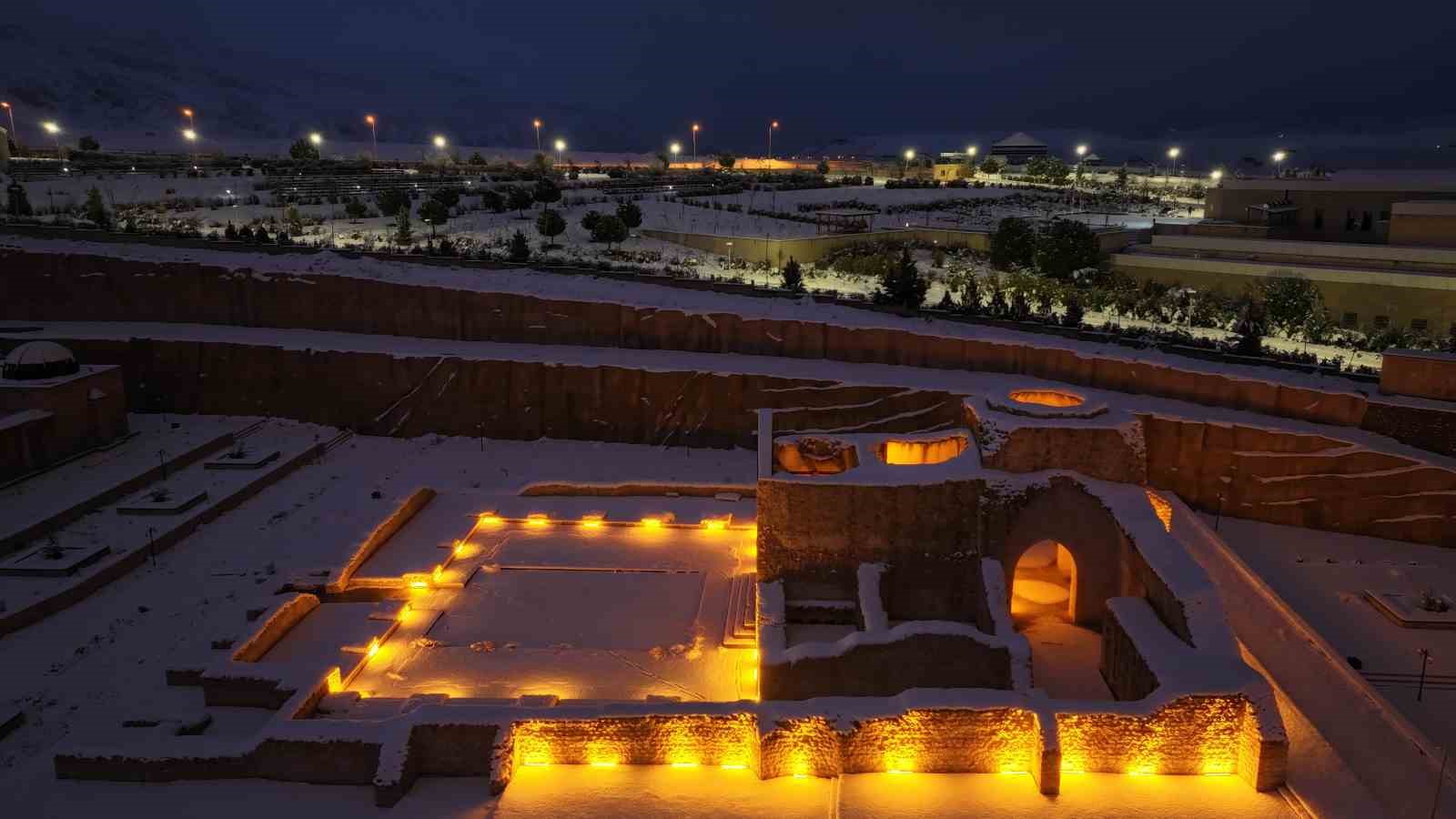 Tarihi Hasankeyf’te masalsı kar manzaraları
