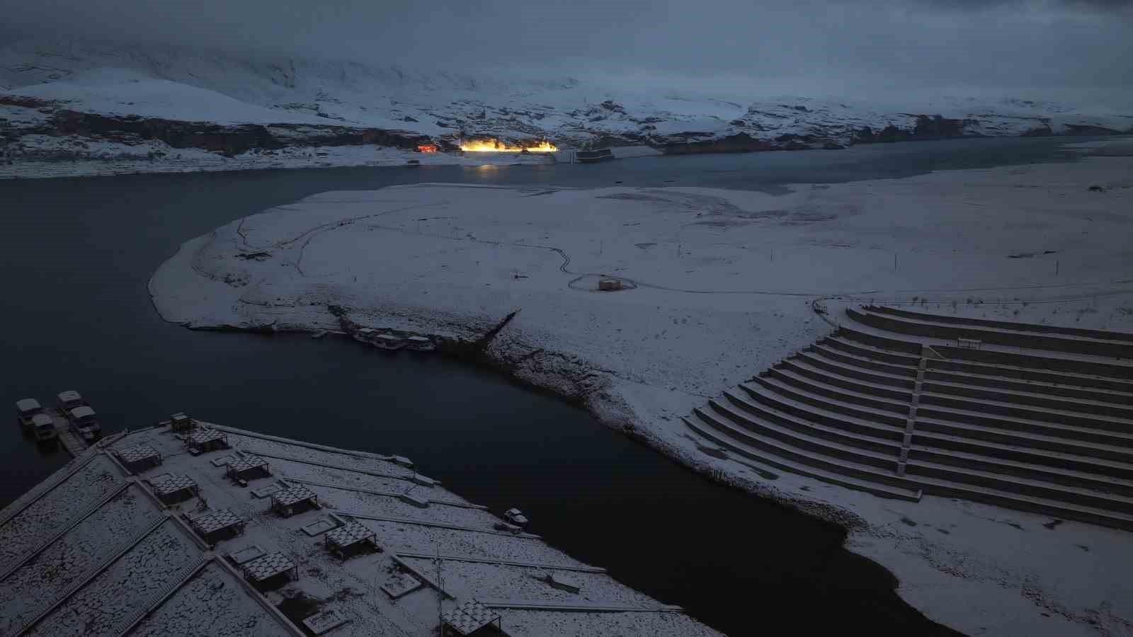Tarihi Hasankeyf’te masalsı kar manzaraları
