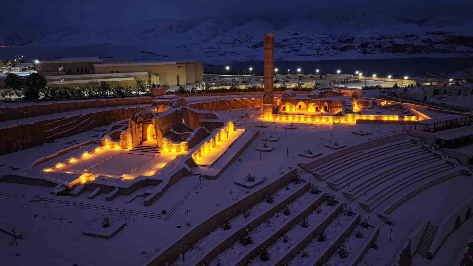 Tarihi Hasankeyf’te masalsı kar manzaraları
