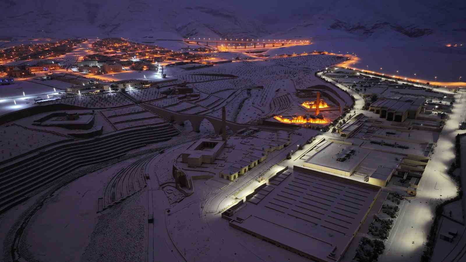 Tarihi Hasankeyf’te masalsı kar manzaraları
