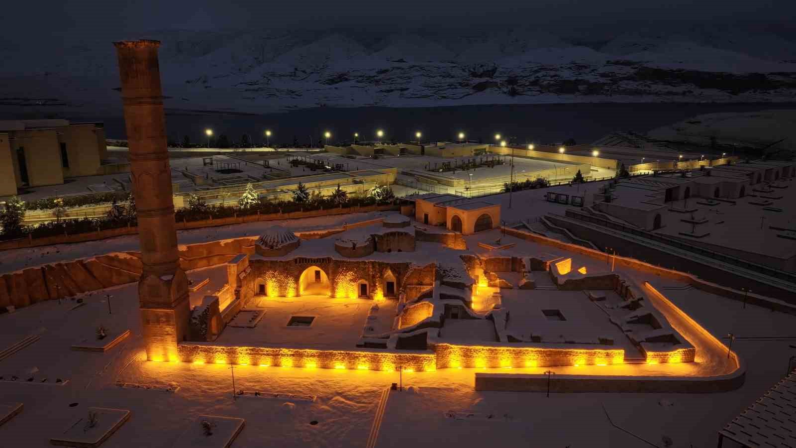 Tarihi Hasankeyf’te masalsı kar manzaraları
