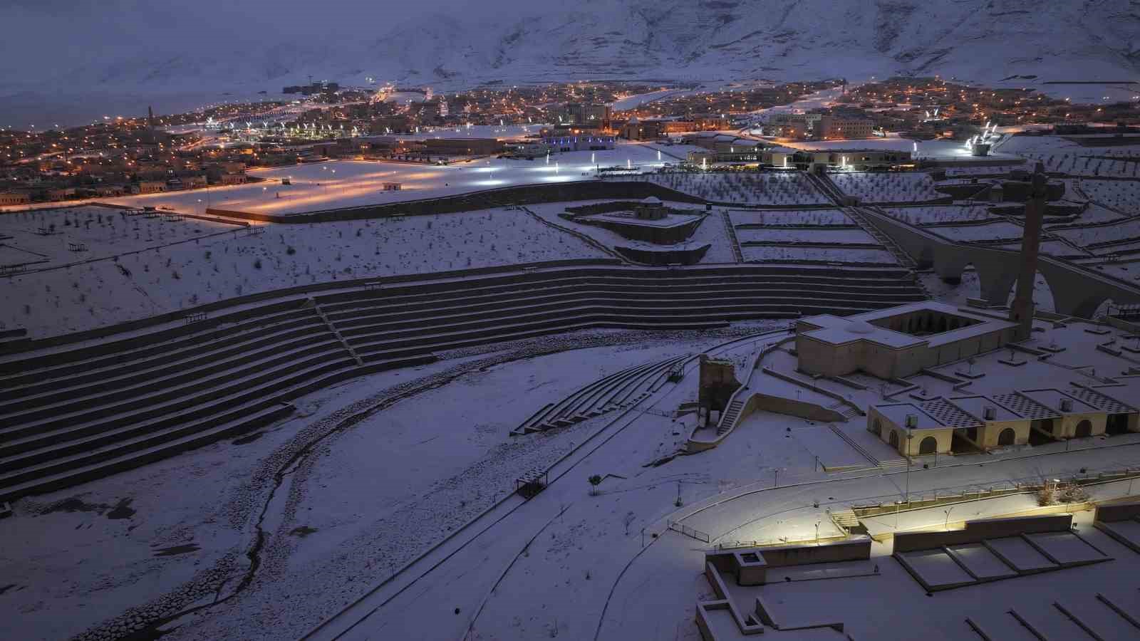 Tarihi Hasankeyf’te masalsı kar manzaraları
