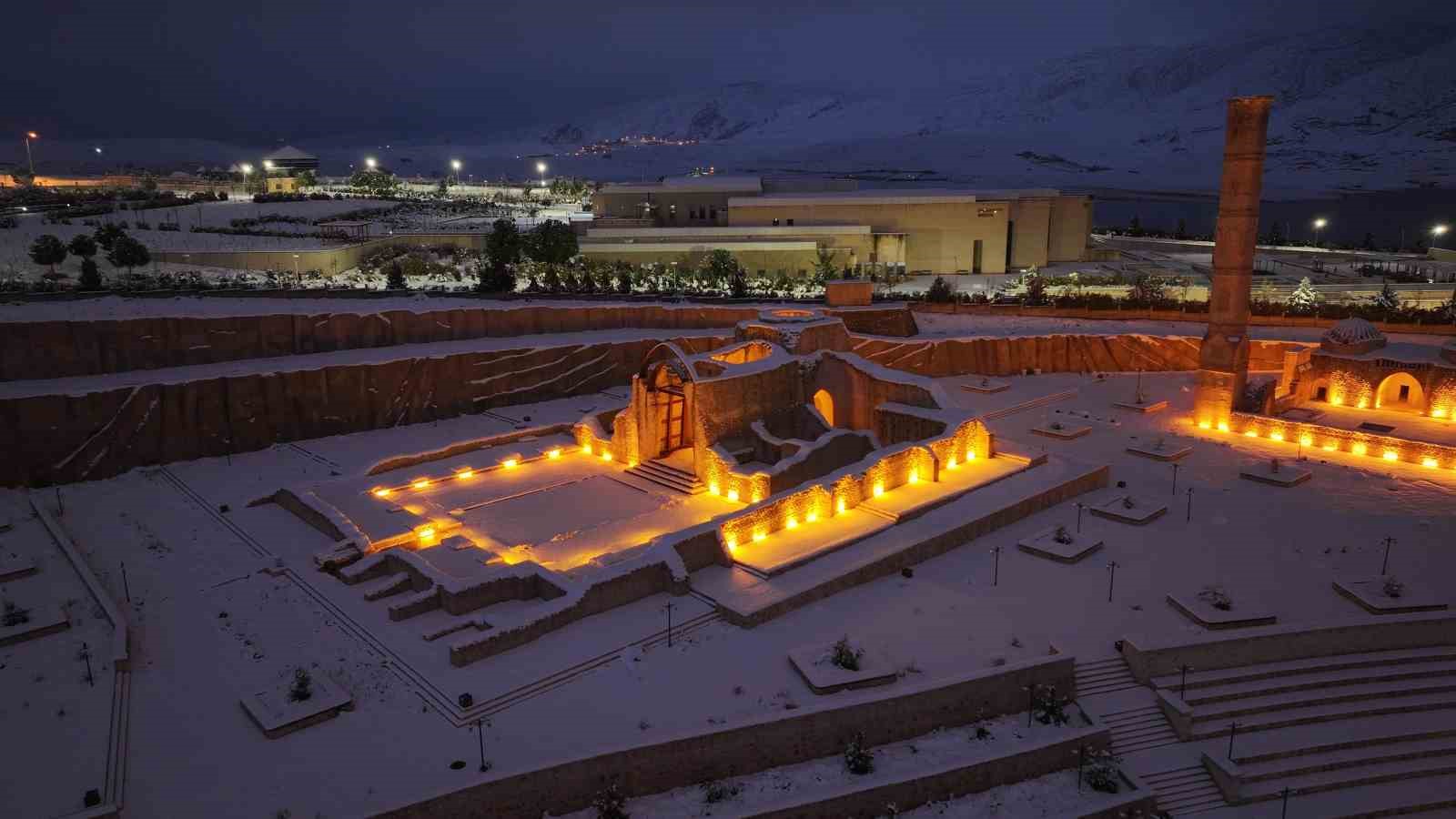 Tarihi Hasankeyf’te masalsı kar manzaraları
