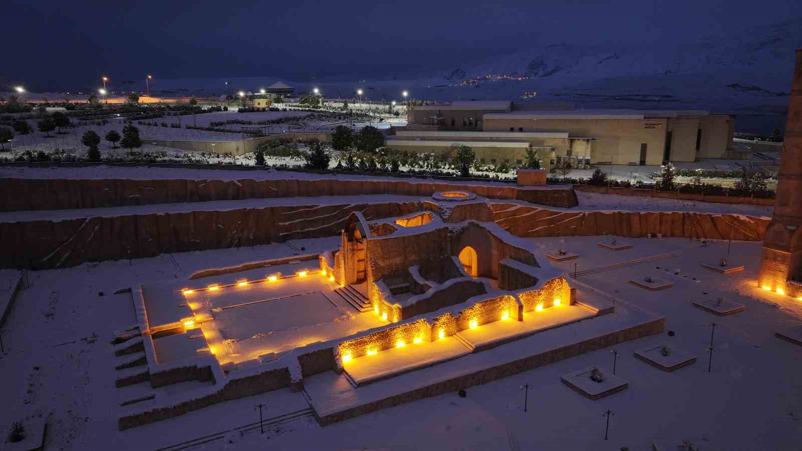 Tarihi Hasankeyf’te masalsı kar manzaraları
