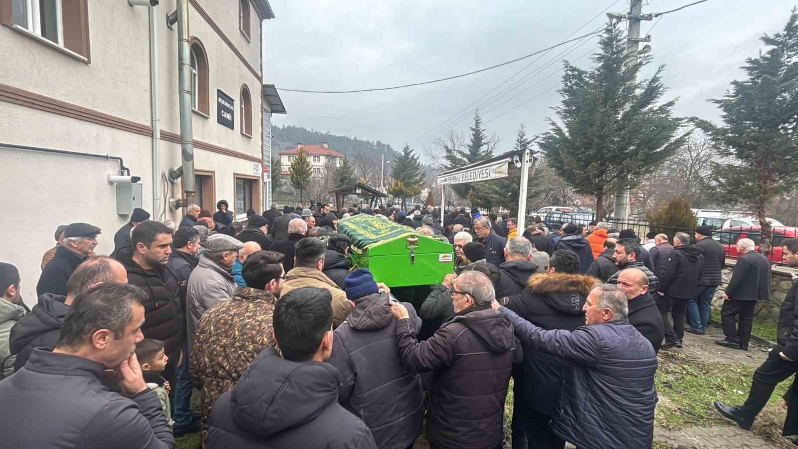 Tarihi ilçenin 100 yıllık çınarı hayatını kaybetti: İHA muhabirinin baba acısı
