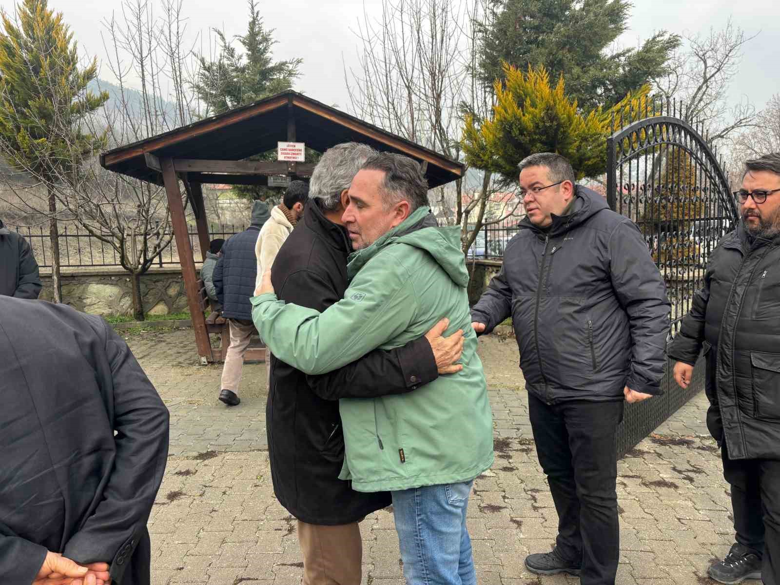 Tarihi ilçenin 100 yıllık çınarı hayatını kaybetti: İHA muhabirinin baba acısı
