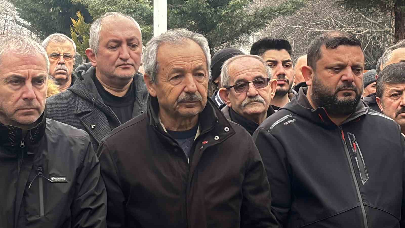 Tarihi ilçenin 100 yıllık çınarı hayatını kaybetti: İHA muhabirinin baba acısı
