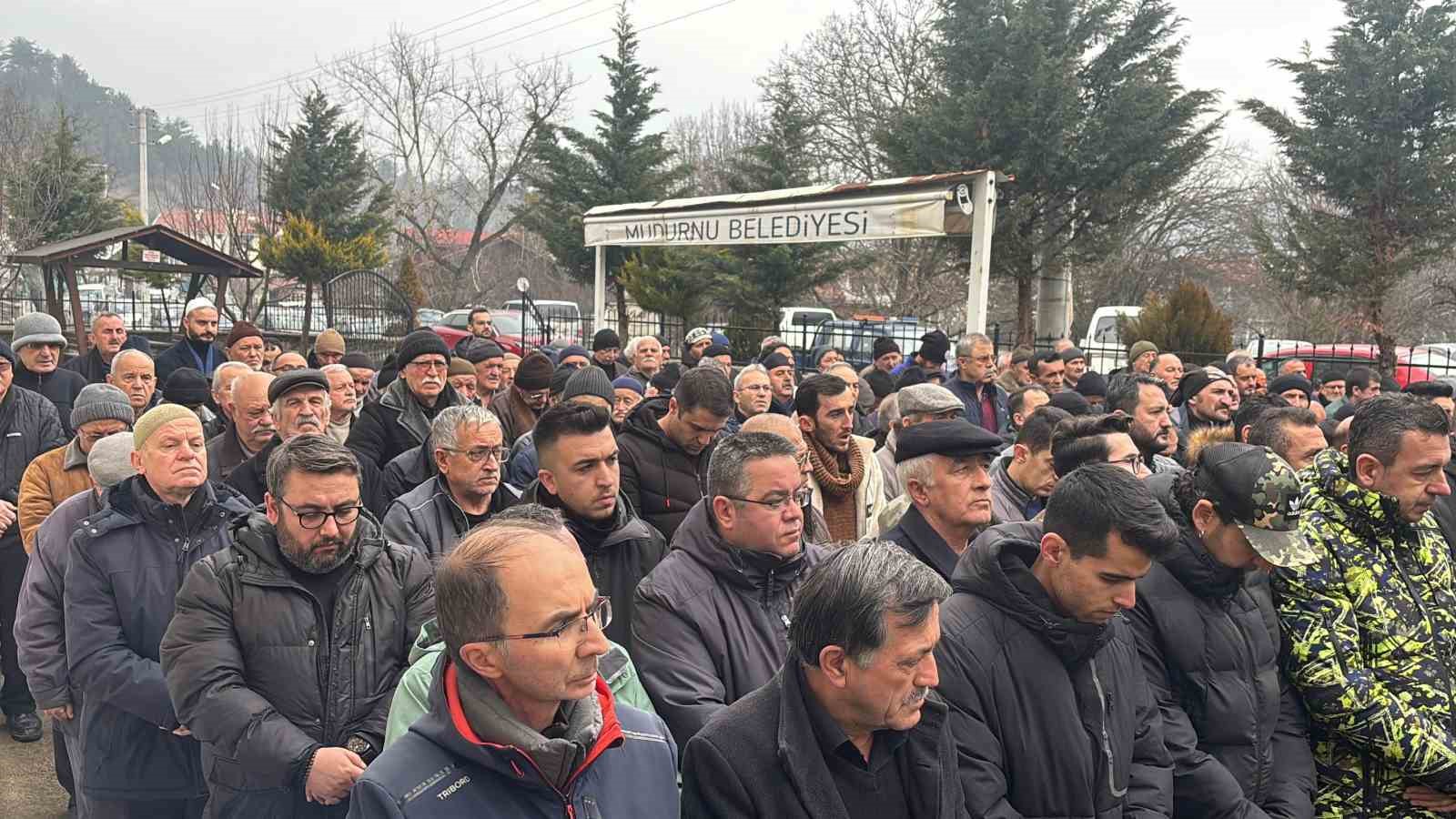 Tarihi ilçenin 100 yıllık çınarı hayatını kaybetti: İHA muhabirinin baba acısı
