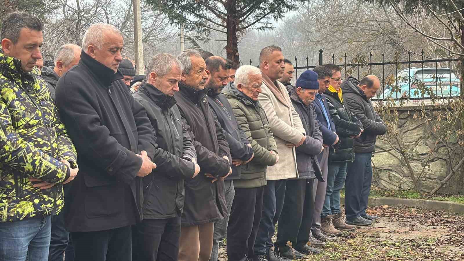 Tarihi ilçenin 100 yıllık çınarı hayatını kaybetti: İHA muhabirinin baba acısı
