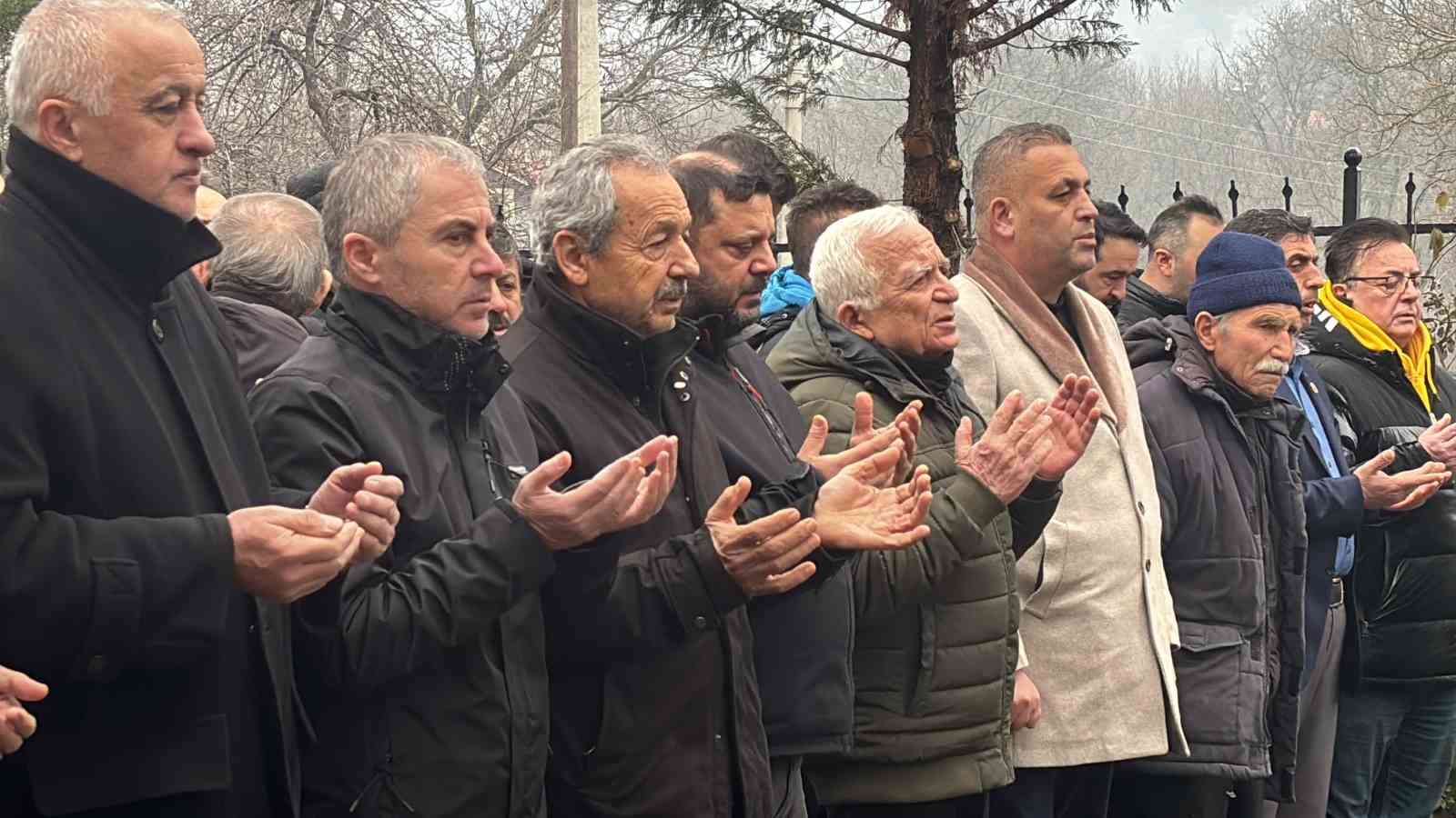Tarihi ilçenin 100 yıllık çınarı hayatını kaybetti: İHA muhabirinin baba acısı
