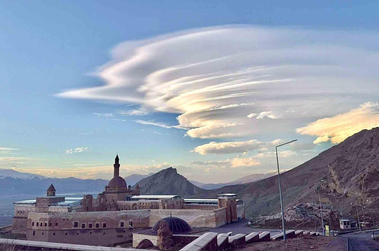 Tarihi İshak Paşa Sarayı, mercek bulutları altında göz kamaştırdı
